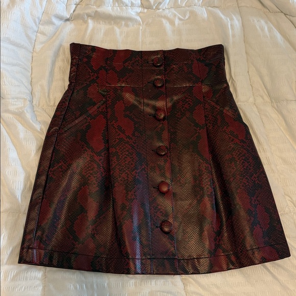 ZARA FAUX LEATHER ANIMAL PRINT MINI SKIRT
Burgundy - Picture 6 of 8
